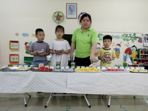    Lớp A3 tổ chức tiệc cuối năm học với buffet hoa quả dầm